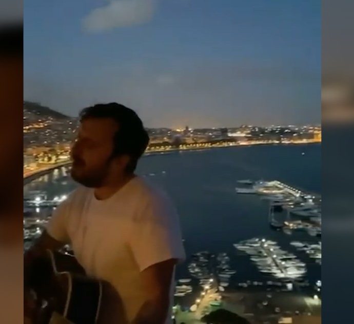 La serenata speciale di Cesare Cremonini, affacciato sul Golfo di Napoli canta “Poetica”: l’esibizione è emozionante – Video