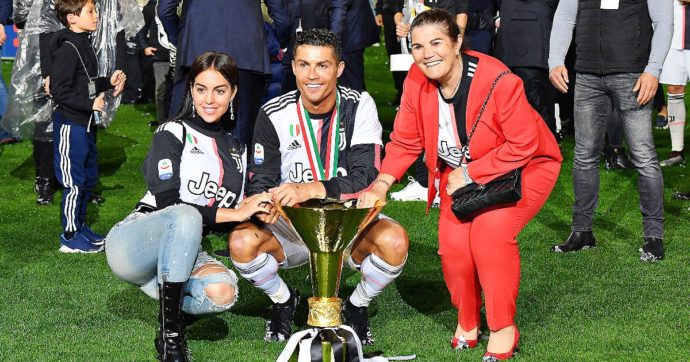 La madre di Cristiano Ronaldo spinge per il suo ritorno in Portogallo: “Giocherà nello Sporting Lisbona”