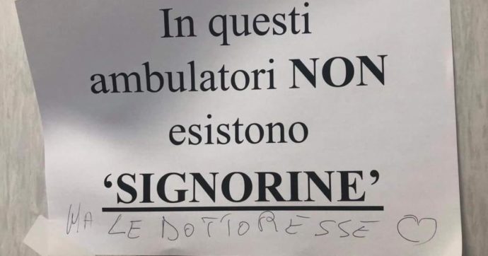 “In questi ambulatori non esistono ‘signorine’, firmato Le Dottoresse”: a Frattamaggiore il cartello di protesta dei medici donna