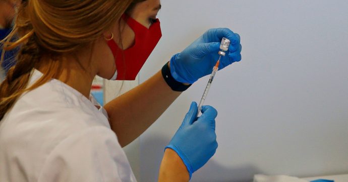 Covid, lo studio israeliano: “Il rischio di contagio per i vaccinati Pfizer comincia ad aumentare a 90 giorni da seconda dose”