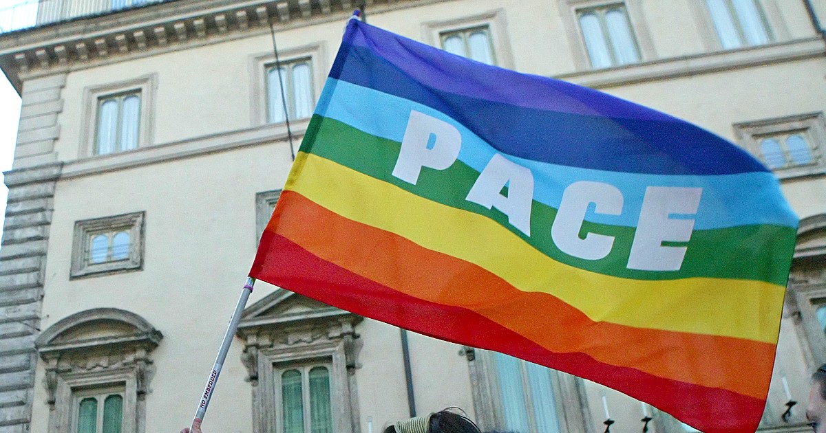 Enna, bandiera della pace voluta dagli studenti è "velatamente politica":  preside costretta a rimuoverla dopo le proteste dei genitori - Il Fatto  Quotidiano