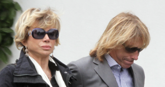 Copertina di Carmen Russo ed Enzo Paolo Turchi denunciati dai domestici della loro villa: “Per otto mesi sfruttati a 2 euro l’ora, in nero”