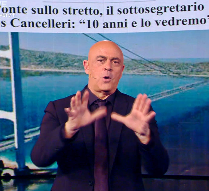 Il monologo di Crozza sull’Italia che cade a pezzi: “Dal Friuli alla Sicilia viadotti a rischio. E i politici vogliono fare il ponte sullo Stretto”