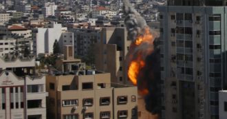 Copertina di Israele bombarda a Gaza il grattacielo sede di al-Jazeera e Associated Press. I giornalisti: “Lavoriamo dall’ospedale, siamo inorriditi”. La Casa Bianca avverte: “Garantire la sicurezza dei media è fondamentale”