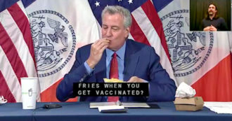 Copertina di Il sindaco di New York De Blasio mangia patatine e hamburger in diretta: “Vi piacciono? Ve li offro se vi vaccinate” – Video