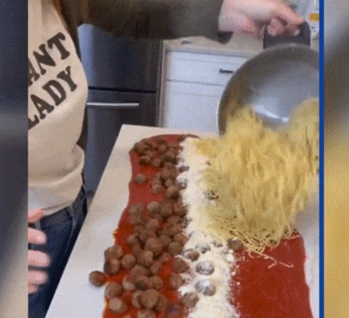 Il raccapricciante tutorial di una casalinga americana per fare “gli spaghetti per una tavolata senza preoccuparsi dei piatti” – VIDEO