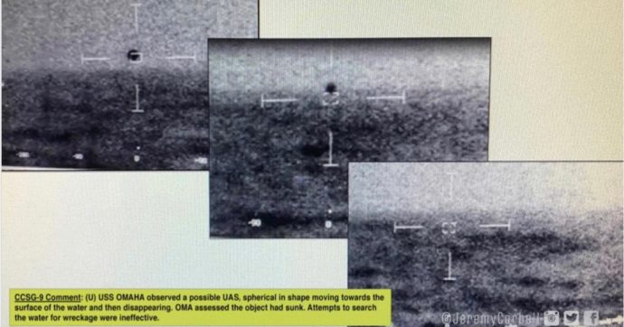 Ufo, in un nuovo video un oggetto volante “non identificato” segue nave da guerra americana e poi si inabissa: “Guarda, si avvicina”