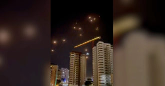 Copertina di Israele, pioggia di razzi di Hamas nella notte sulla città di Ashdod: entra in funzione l’Iron Dome – Video