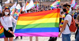 Copertina di Giornata mondiale contro l’omobitransfobia – In Italia 50 richieste d’aiuto ogni giorno. Crescono minacce e discriminazioni sul lavoro