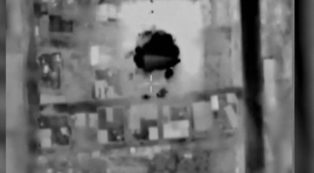 Copertina di Gaza, Israele bombarda nella notte: “Abbiamo colpito la casa del leader di Hamas”. Il video dell’esplosione