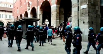 Milano, giovani assembrati in piazza dei Mercanti: la polizia interviene in tenuta anti-sommossa – Video