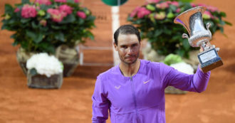 Copertina di Internazionali di Roma, Nadal batte Djokovic in finale: è la sua decima vittoria al Foro Italico