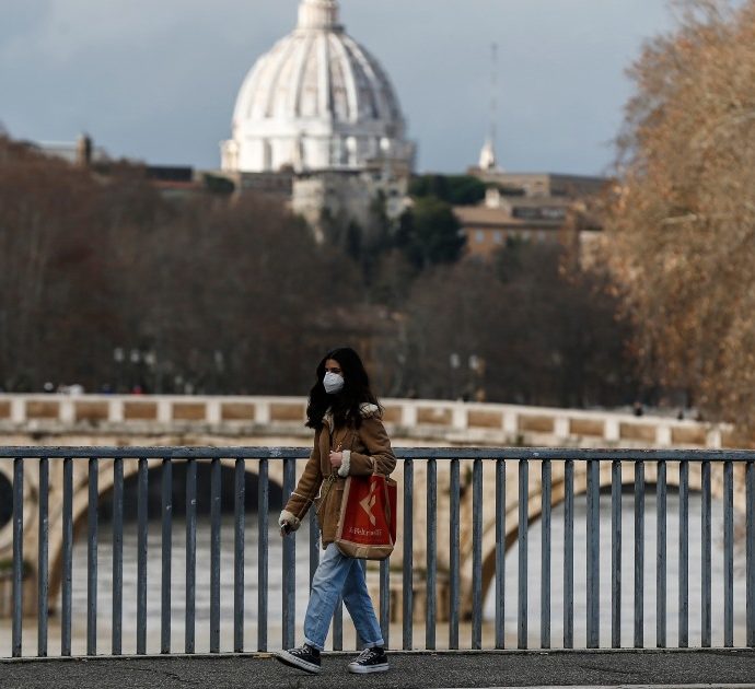 Roma, 31enne precipita dal muretto di Ponte Garibaldi mentre scatta una foto: è gravissimo