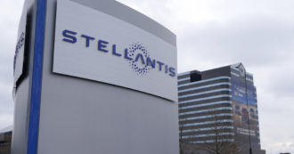 Copertina di Stellantis, accordo con la taiwanese Foxconn per la produzione di auto elettriche e connesse. Martedì l’annuncio