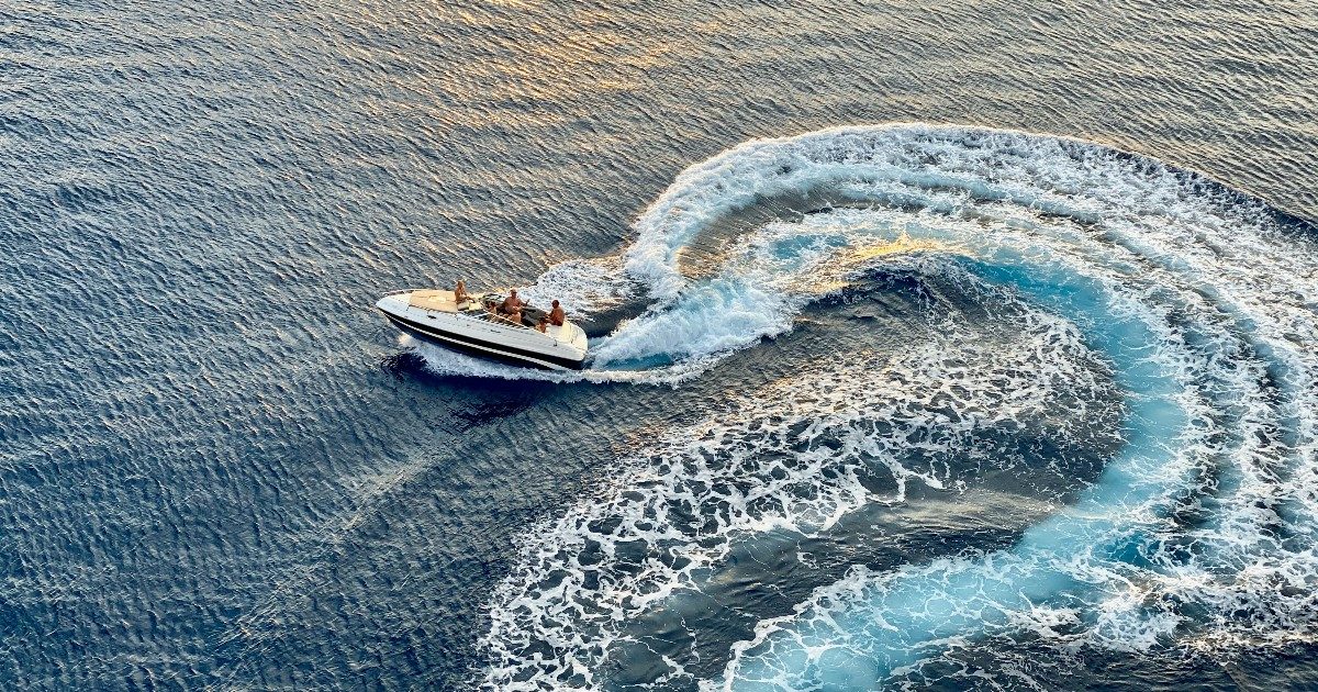 Turisti si spostano per scattare un selfie di gruppo e la barca si capovolge: 7 morti e 2 dispersi in mare