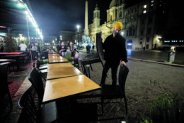 Copertina di Il decreto Covid pubblicato in Gazzetta: coprifuoco alle 23 a partire da oggi. Green pass valido 9 mesi dalla fine del ciclo vaccinale