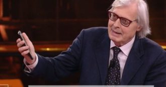 Copertina di Non è L’Arena, Vittorio Sgarbi mostra la foto di una ragazza nuda: “Da un anno mi chiama e mi manda queste cose”. Massimo Giletti imbarazzato