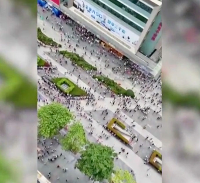 Cina, il grattacielo oscilla e scoppia il panico: le persone scappano in strada – Video