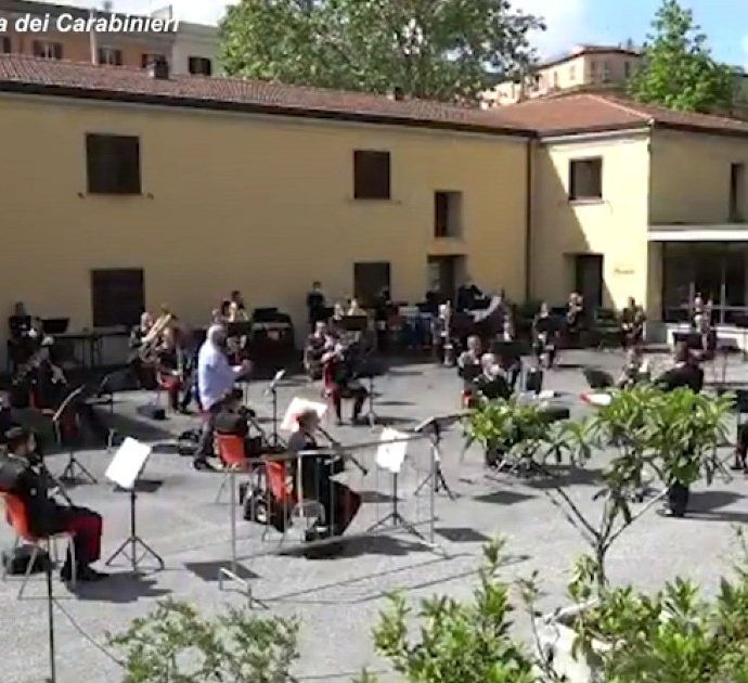 Franco Battiato morto, l’emozionante omaggio dell’Arma dei carabinieri: suonano un pezzo di un suo brano