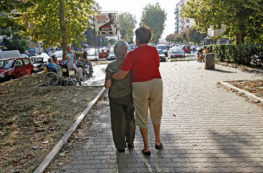 Copertina di Badanti, stop al click day: assunzioni più facili per disabili e over 80. Come funziona il canale extra-quota