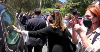 Copertina di Funerali Franco Battiato, il feretro lascia Villa Grazia a Milo: persone in lacrime per l’ultimo saluto – Video