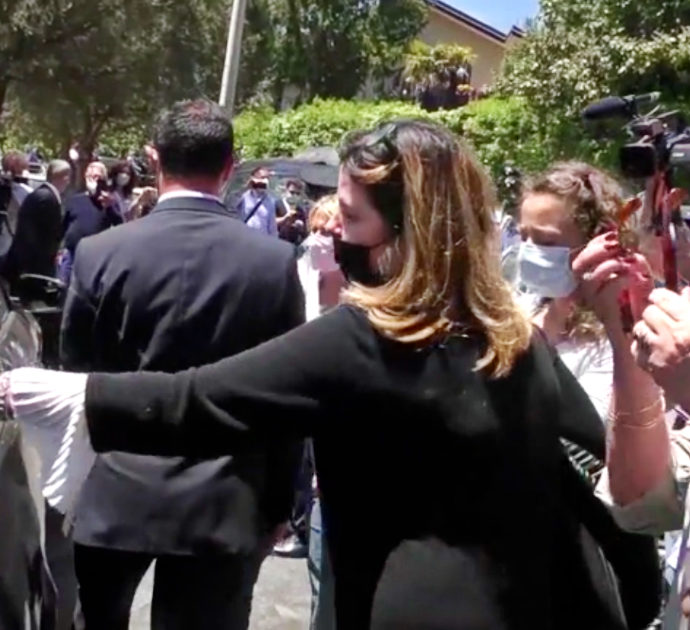 Funerali Franco Battiato, il feretro lascia Villa Grazia a Milo: persone in lacrime per l’ultimo saluto – Video