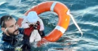 Copertina di Crisi di Ceuta, la foto del neonato salvato in mare dalla Guardia civil. 8mila migranti arrivati in 48 ore nell’enclave spagnola