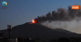 Copertina di L’Etna torna a eruttare dopo due settimane, Ingv: “Ecco il saluto a Franco Battiato”. Lo spettacolo della colata di lava – Video