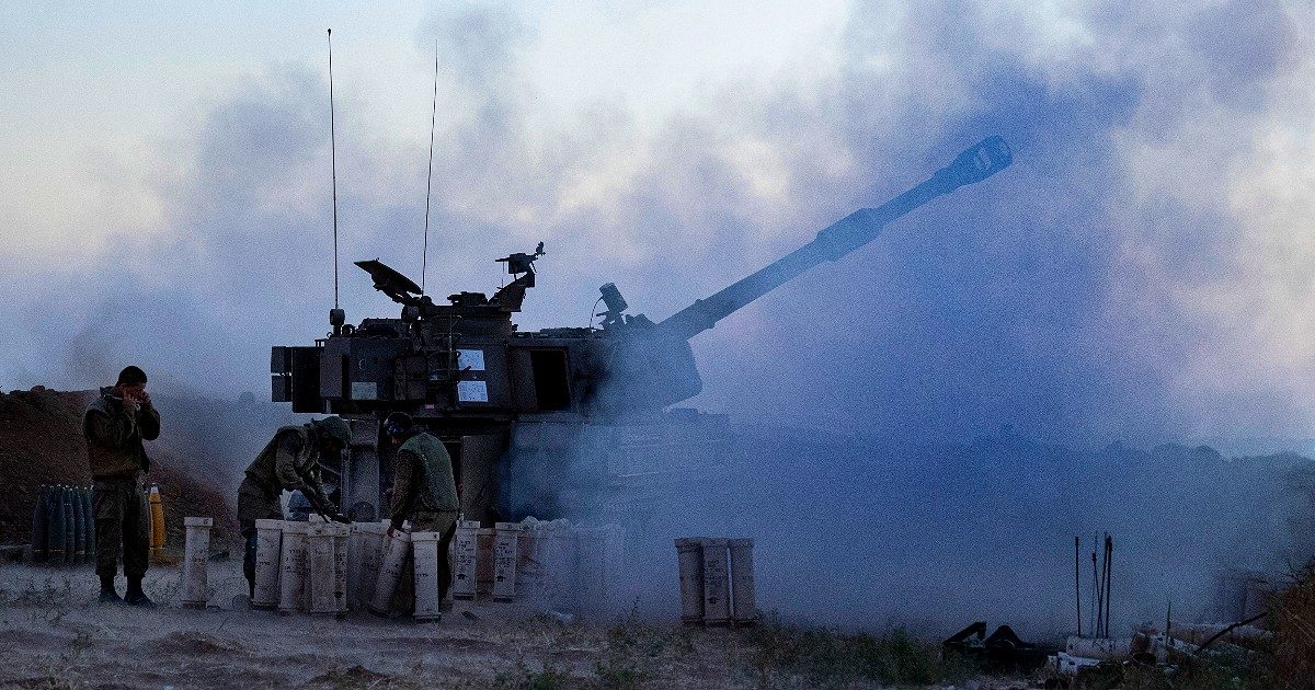 Gaza, Netanyahu non ascolta l’appello di Biden al cessate il fuoco: “Avanti con l’operazione”. Raid d’Israele uccide famiglia di tre persone