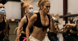 Copertina di Jennifer Lopez, il “segreto” della star per mantenersi in forma. E gli alimenti che evita (tra i quali un ortaggio molto diffuso)