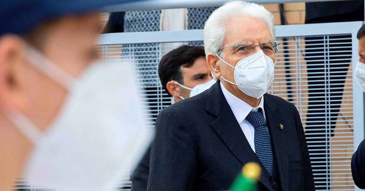 Si apre la partita del Colle. Mattarella chiude al bis: “Tra 8 mesi potrò riposarmi”. Salvini ne approfitta: lancia Draghi e punta al voto
