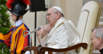 Copertina di Il Papa taglia gli stipendi ai dipendenti vaticani. Parte la protesta: “Per noi il futuro sostenibile non esiste. Abolire i privilegi dei manager laici”