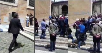 Copertina di Roma, protesta dei tassisti in Campidoglio per i nuovi turni: al sit-in spintoni e insulti al vicesindaco Calabrese – Video