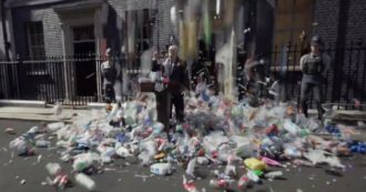 Copertina di Boris Johnson travolto da una montagna di plastica: “Uk esporta 1800 tonnellate di rifiuti al giorno”. Lo spot di Greenpeace che fa riflettere