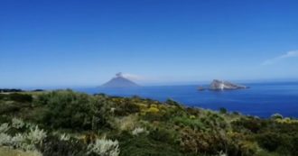 Anche Stromboli si risveglia: forte eruzione, colonna di fumo e colata lavica. Il video