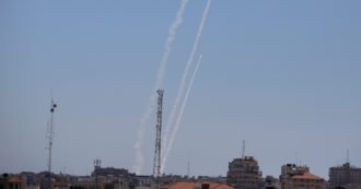 Copertina di Gaza, Israele approva cessate il fuoco. Hamas conferma: tregua “reciproca e simultanea” da questa notte. La svolta dopo le pressioni Usa