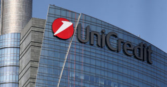 Copertina di La Ue accusa sette banche di aver fatto cartello sui titoli di Stato: c’è anche Unicredit. Vestager: “Colluse a spese dei Paesi membri”