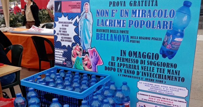 Milano, protesta (e ironia) per il flop della sanatoria Bellanova sulla regolarizzazione dei braccianti: “Tempi di attesa indegni”