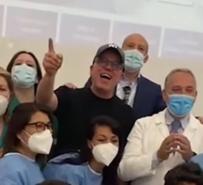 Gigi D’Alessio si vaccina allo Spallanzani e canta “Non mollare mai” insieme a medici e infermieri