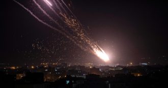 Copertina di Gaza, 4.300 razzi verso Israele in 10 giorni: offensiva senza precedenti. L’analista: “Un arsenale evoluto grazie all’aiuto degli esperti iraniani. Ma Israele sapeva e non ha agito”