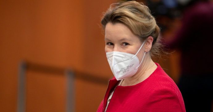 Caso Giffey, la ministra lascia per il sospetto sulla tesi copiata