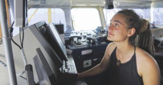 Copertina di Archiviate le accuse contro Carola Rackete. “Suo dovere portare i migranti in porto”