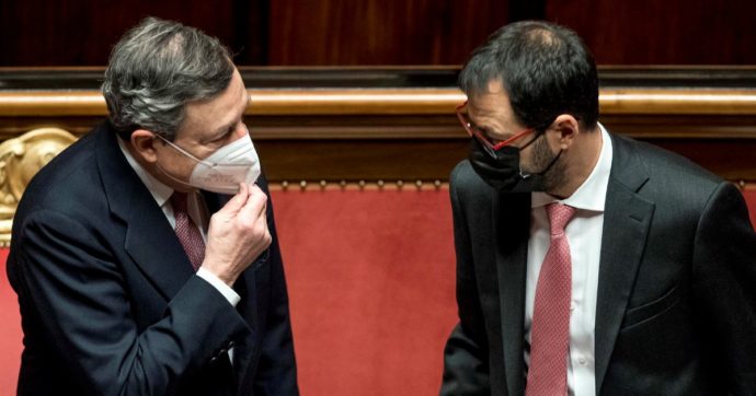 Il M5S non regge il governo. Patuanelli minaccia l’addio