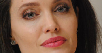 Copertina di Angelina Jolie rivela: “Ecco il motivo del mio divorzio da Brad Pitt”