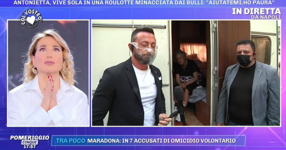 Pomeriggio 5, l’ospite dà in escandescenza. Barbara D’Urso: “Chiamate l’ospedale”