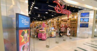 Copertina di Tutti i Disney Store in Italia chiuderanno: a rischio 230 posti di lavoro. I sindacati: “Società già messa in liquidazione, decisione grave”