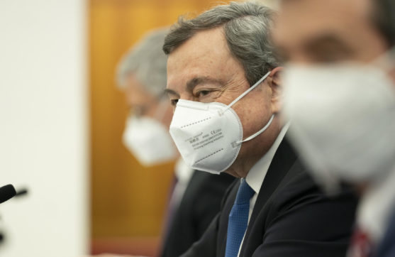 Il Fatto di domani. Si scrive “semplificazione”, si legge “abbasso le regole”. Brevetti, Draghi favorevole solo a una “sospensione limitata”