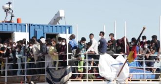 Copertina di Migranti, la nave Sea Eye attracca a Pozzallo con 414 persone a bordo: l’arrivo al porto – Video