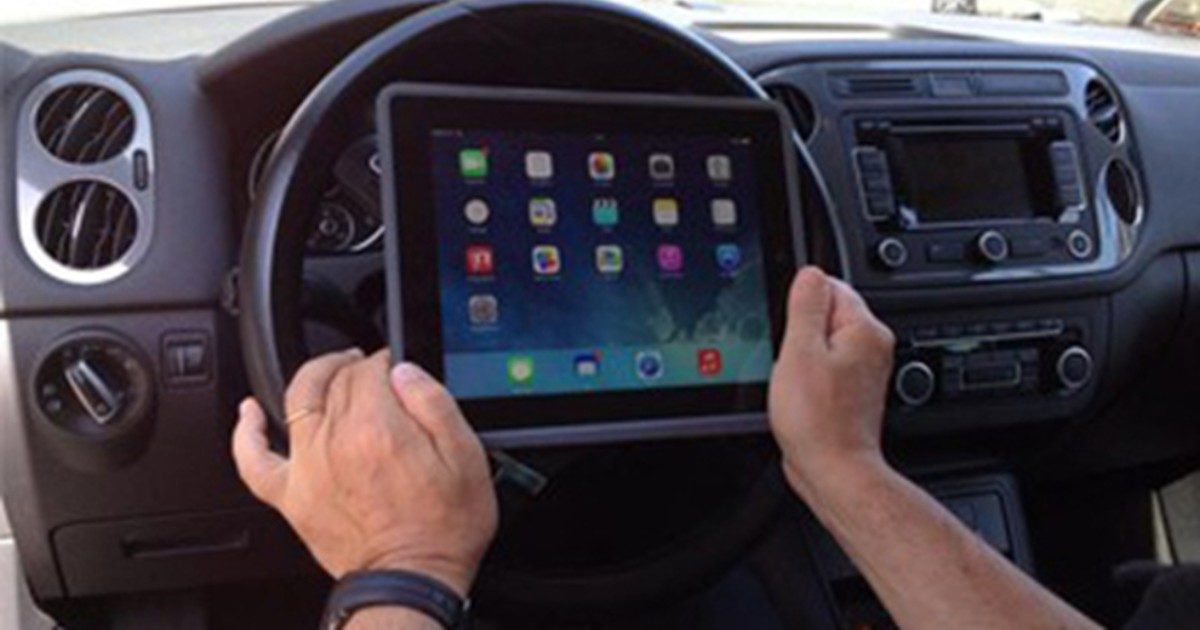 Fa smartworking con il tablet sul volante mentre guida in autostrada e non si accorge della polizia: multato