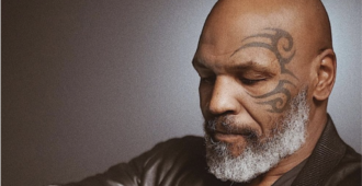 Copertina di Mike Tyson posta su Instagram il suo “macchinario” per rollarsi le canne, un ex calciatore italiano “apprezza”